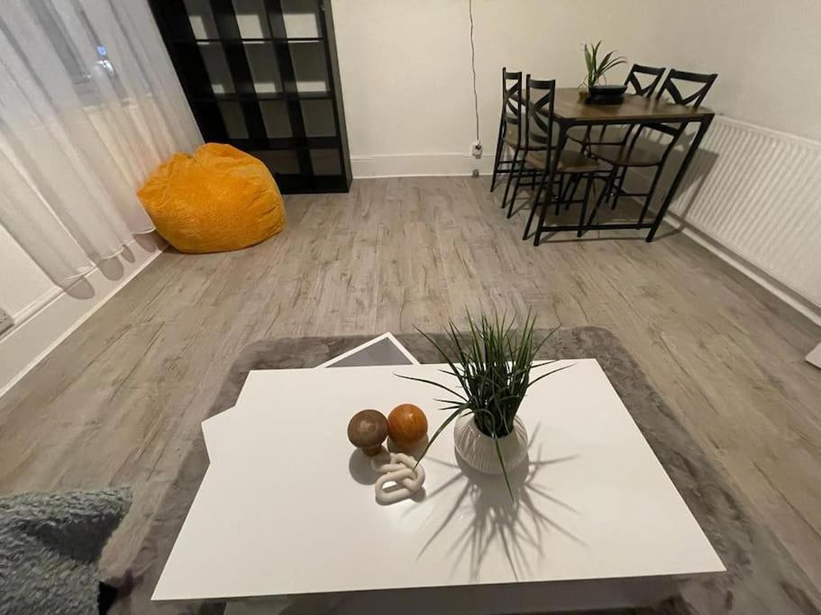 Comfortable 2 Bedroom On Tower Bridge London Exterior foto